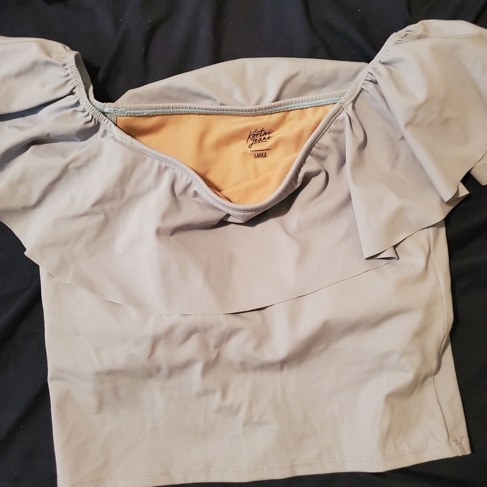 Kortni jeane blue ruffle around top size large